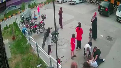 Adana’da apartmanın 12. katından düşen 14 yaşındaki kız çocuğu yaralandı.