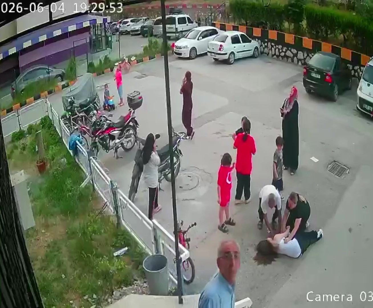 14 yaşındaki kız 12. kattan düştü! O anlar kamerada