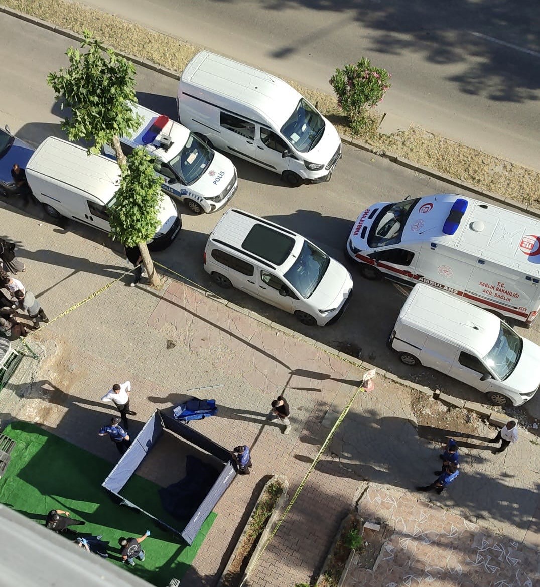 5’inci kattan düşen yaşlı adam yaşamını yitirdi!