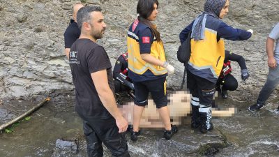 Sakarya’nın Hendek ilçesinde girdiği derede akıntıya kapılan 20 yaşındaki gencin