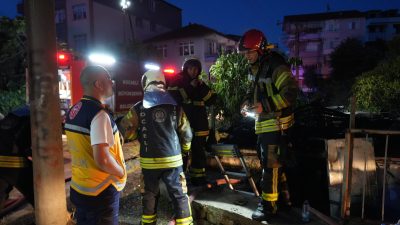 Kocaeli'de gecekonduda çıkan yangın mahallede paniğe neden oldu. Alevler, itfaiye