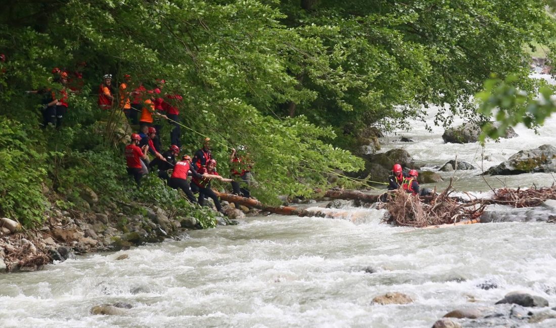 Rize'nin Çamlıhemşin ilçesinde perşembe gününden beri haber alınamayan Volkan Civelekoğlu'ndan