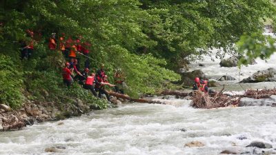 Rize'nin Çamlıhemşin ilçesinde perşembe gününden beri haber alınamayan Volkan Civelekoğlu'ndan