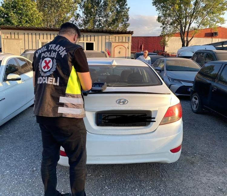Kocaeli'de korsan taşımacılığın önlenmesine yönelik denetimlerini aralıksız sürdüren emniyet güçleri,