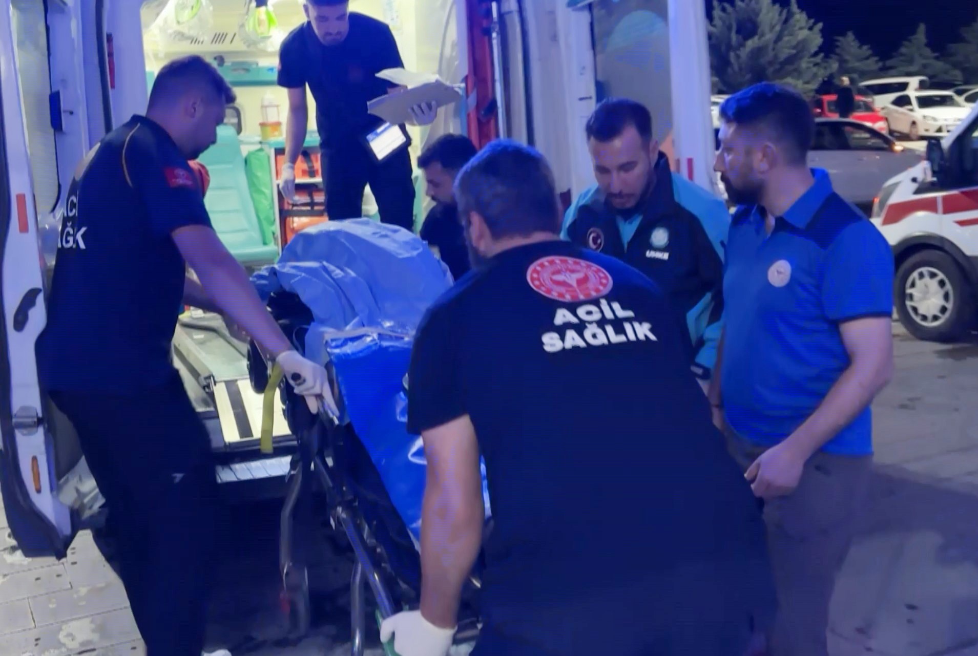 Kızını rahatsız ettiği iddia edilen gencin kulağını kestiler!