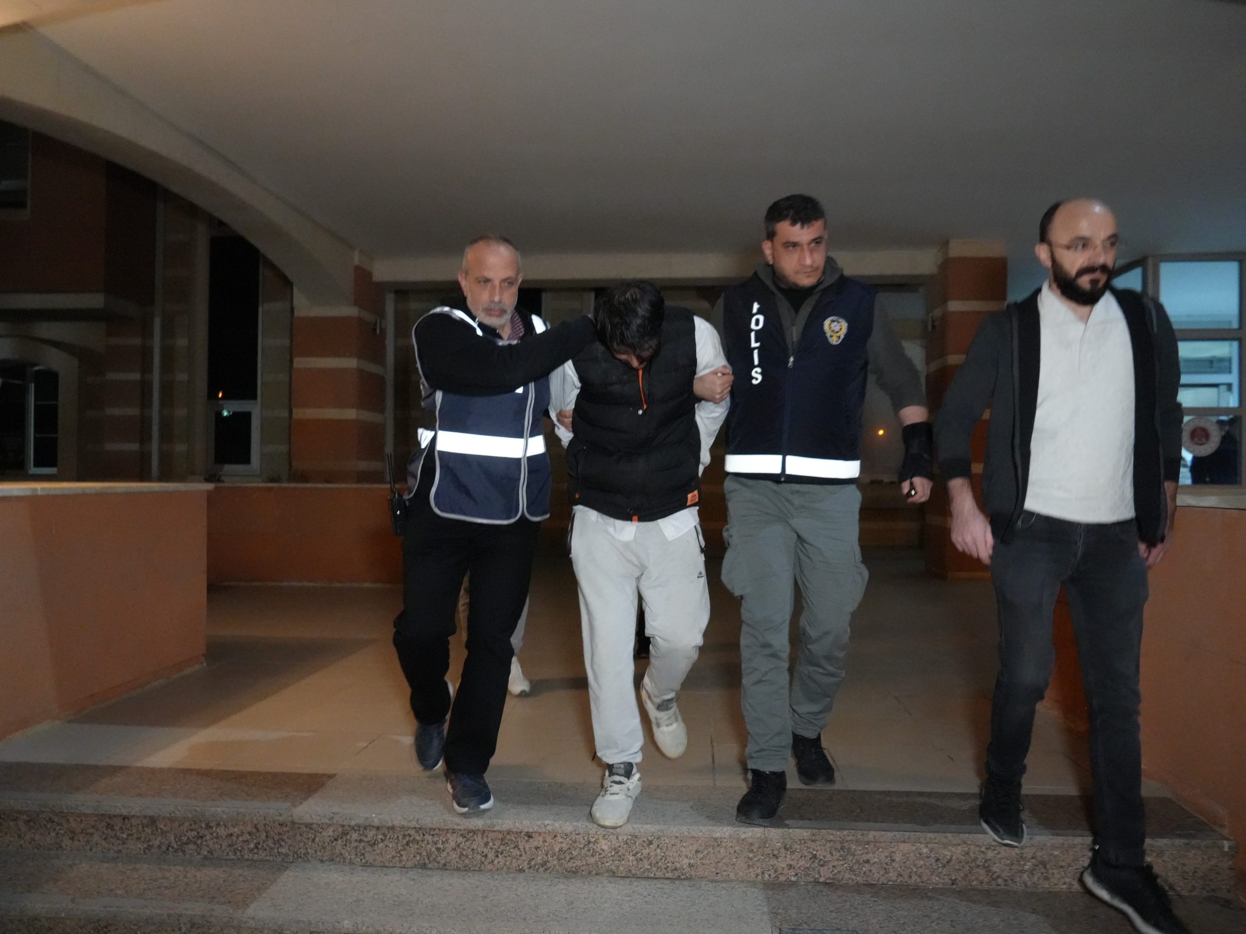 Hanile eşini öldürüp günlerce cesediyle yaşadı
