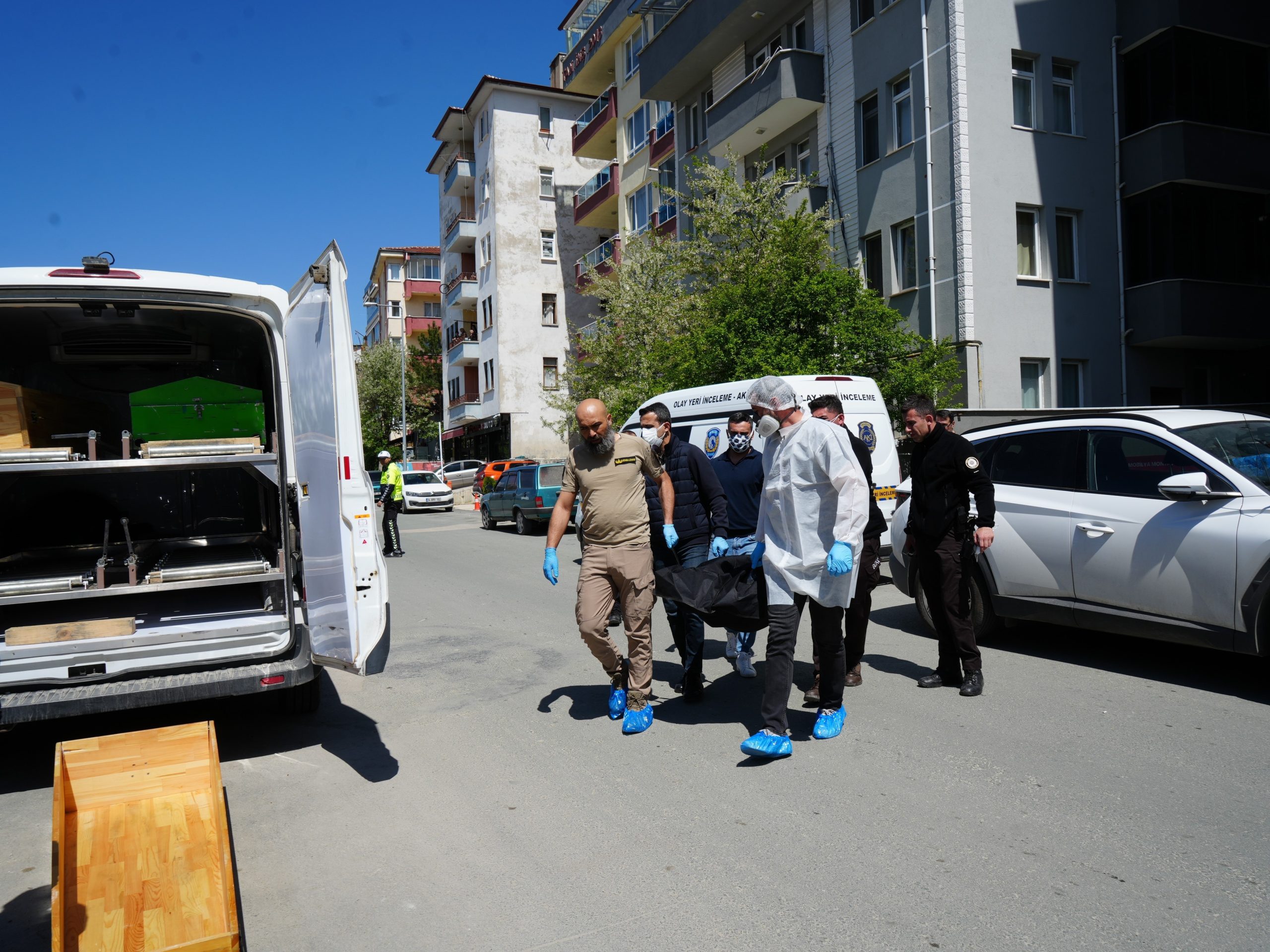 Hanile eşini öldürüp günlerce cesediyle yaşadı