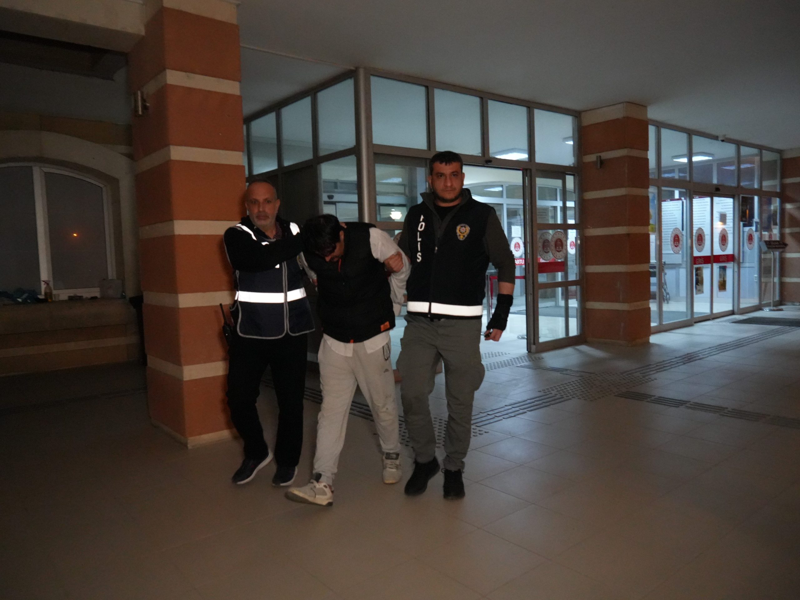 Hanile eşini öldürüp günlerce cesediyle yaşadı