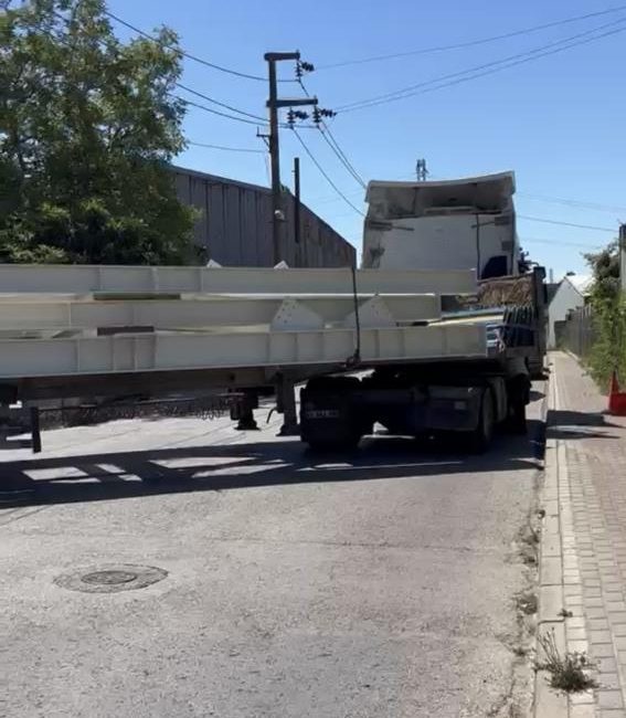 Kocaeli'nin Gebze ilçesinde kaldırımda yürürken manevra yapan bir tırın altında