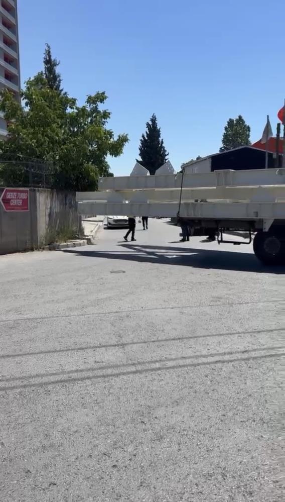 Kocaeli'de küçük çocuk tırın altında can verdi