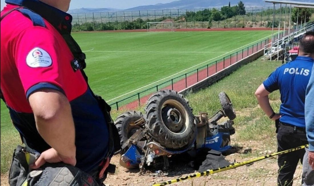 Denizli’nin Baklan ilçesinde, tek başına traktörün arkasındaki ilaçlama makinesini sökmeye