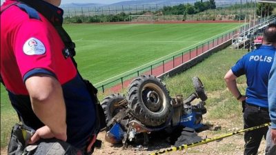 Denizli’nin Baklan ilçesinde, tek başına traktörün arkasındaki ilaçlama makinesini sökmeye