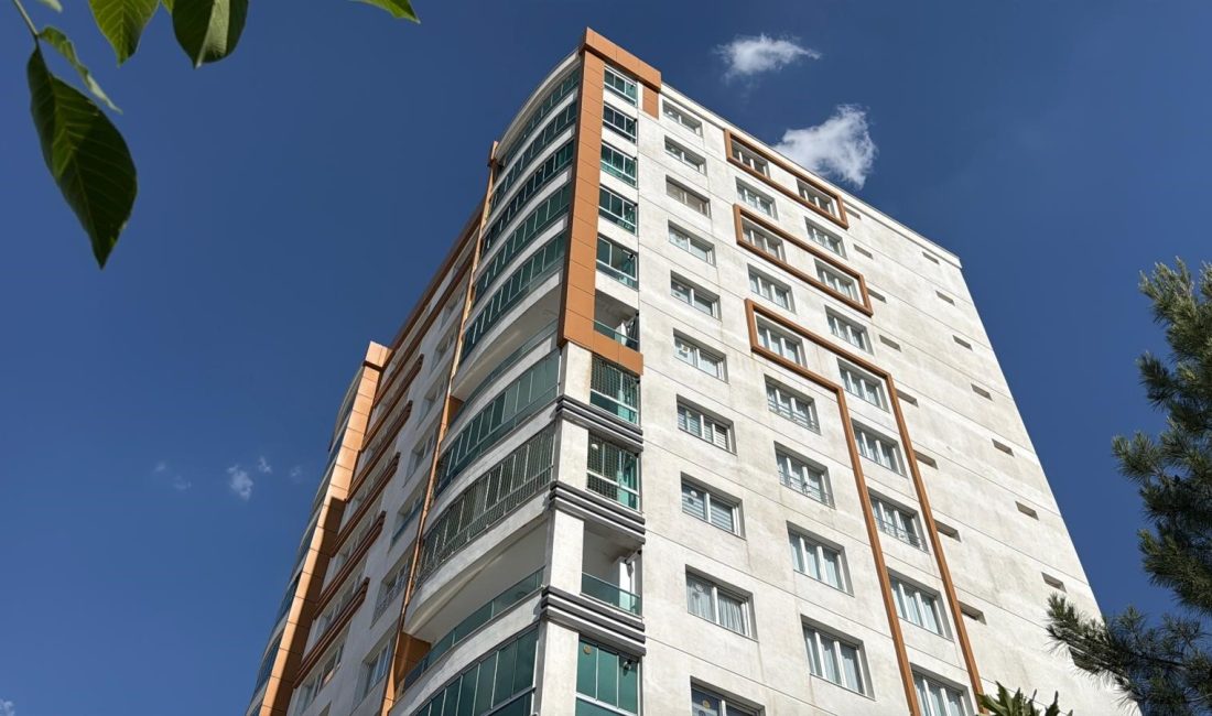 Diyarbakır’ın merkez Kayapınar ilçesinde 13 yaşındaki Y.Ç., evinin balkonundan aşağı