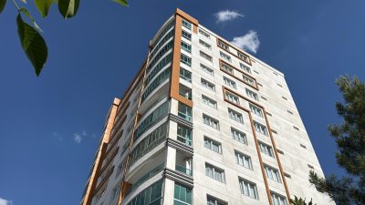 Diyarbakır’ın merkez Kayapınar ilçesinde 13 yaşındaki Y.Ç., evinin balkonundan aşağı