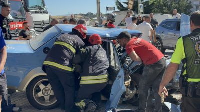 Kocaeli'de kontrolden çıkarak karşı şeritteki otomobille çarpışan aracın sürücüsü, tedavi
