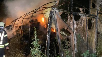 Kocaeli'nin İzmit ilçesinde saman balyalarının depolandığı bir serada çıkan yangın