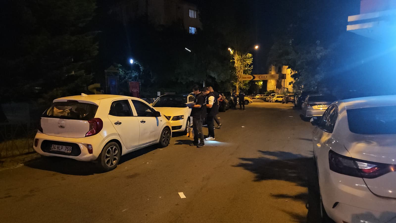 Parkta oturan gençlere yaylım ateşi: Çok sayıda yaralı var!