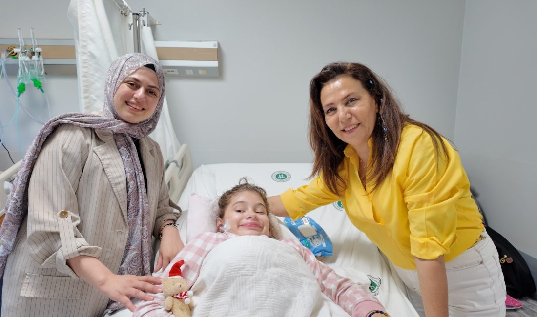 Kocaeli'de geçireceği skolyoz ameliyatı öncesi hastanede tedavi gören 11 yaşındaki