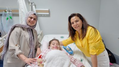 Kocaeli'de geçireceği skolyoz ameliyatı öncesi hastanede tedavi gören 11 yaşındaki
