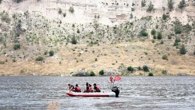 Denizli'nin Güney ilçesinde zıpkınla balık avlamak amacıyla Adıgüzel Baraj Gölü'ne