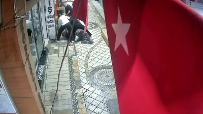 Kocaeli’nin İzmit ilçesinde bulunan tarihi Kapanönü Çarşısı'nda bir şahıs, 4