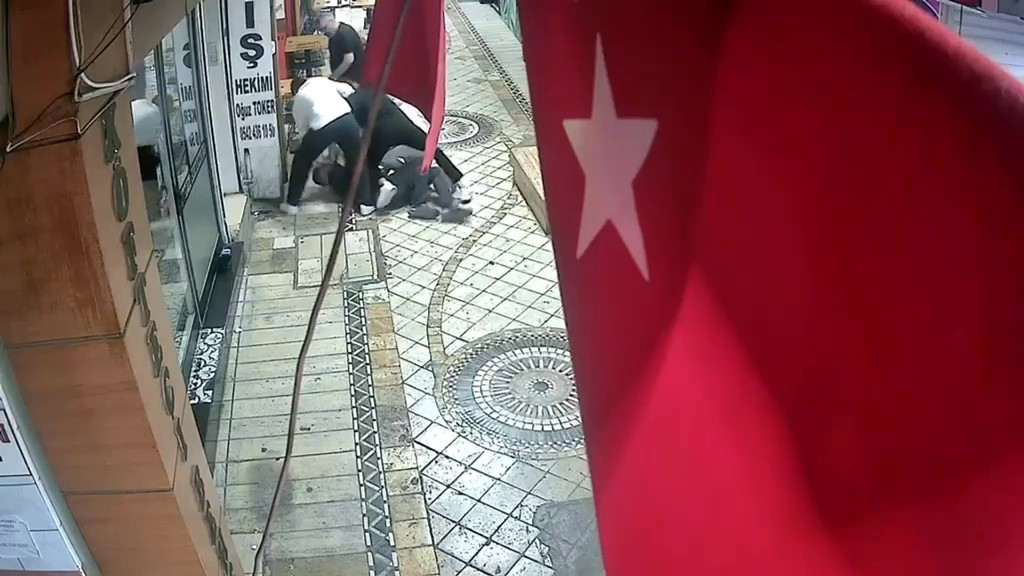 Kocaeli’nin İzmit ilçesinde bulunan tarihi Kapanönü Çarşısı'nda bir şahıs, 4