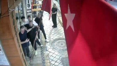 Kocaeli'nin İzmit ilçesinde bir vatandaşın sokak ortasında acımasızca darbedildiği ve