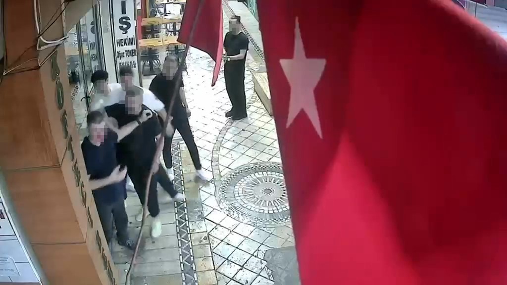 Kocaeli'de oğlunun dehşet anlarını izleyen anne hastaneye kaldırıldı