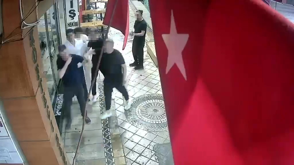 Kocaeli'de oğlunun dehşet anlarını izleyen anne hastaneye kaldırıldı