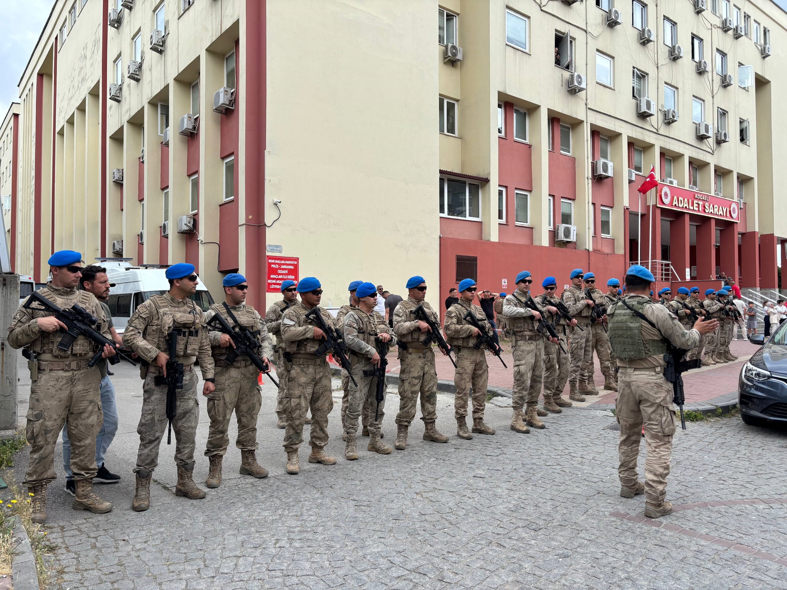 Kocaeli'de rüşvet ve tefecilik operasyonu: 16 kişi adliyede