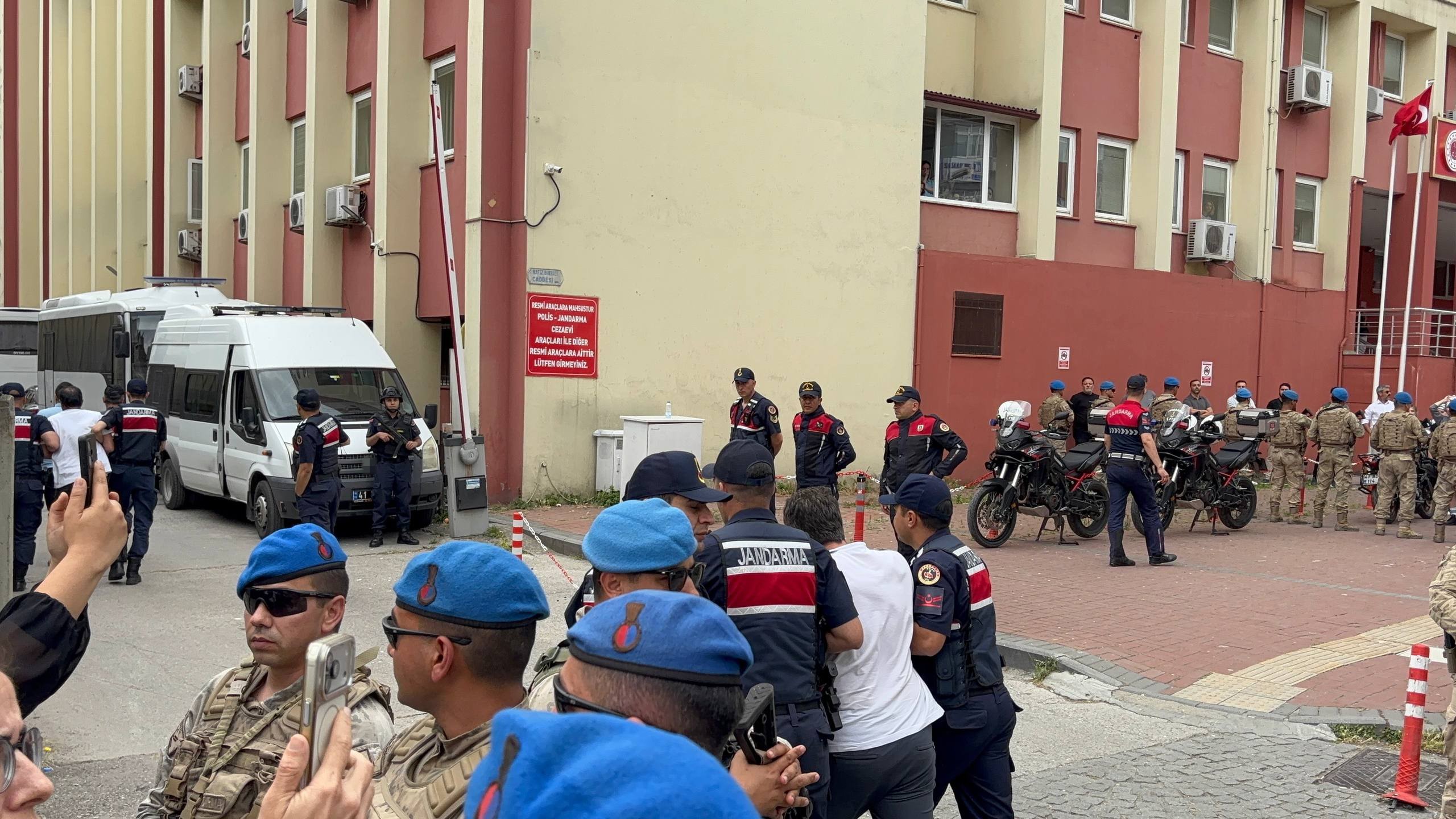Kocaeli'de rüşvet ve tefecilik operasyonu: 16 kişi adliyede