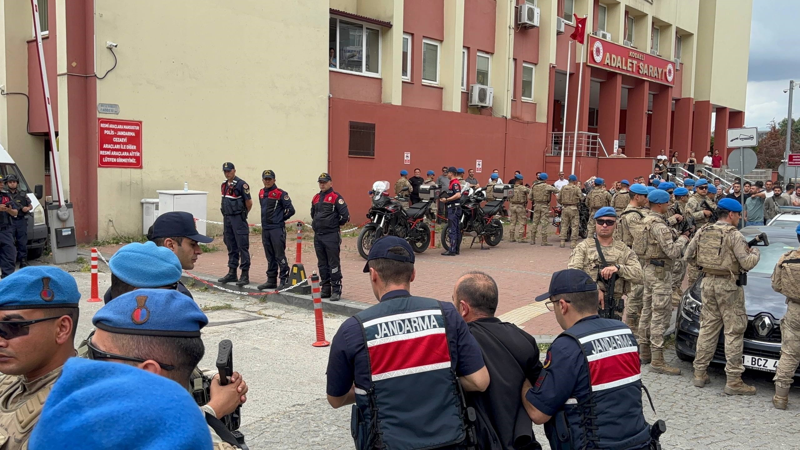 Kocaeli'de rüşvet ve tefecilik operasyonu: 16 kişi adliyede