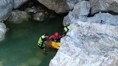 Kahramanmaraş’ın Onikişubat ilçesinde serinlemek amacıyla Ceyhan Nehri’ne giren ve akıntıya