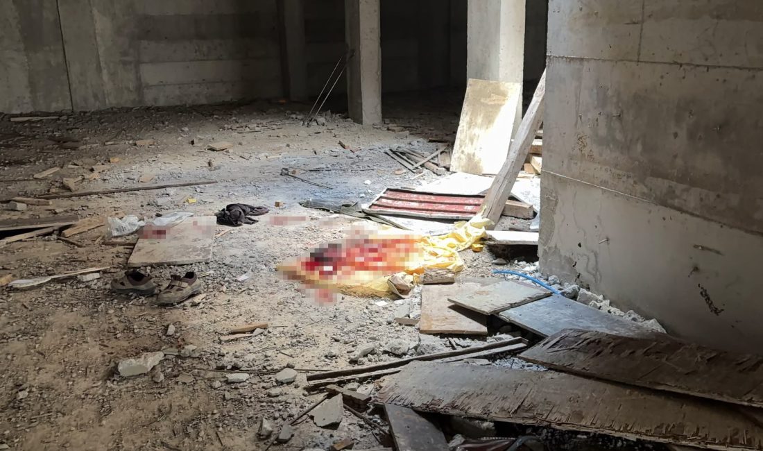 Kütahya'da yapımı süren bir binanın inşaatında, üzerindeki makaranın devrilmesi sonucu