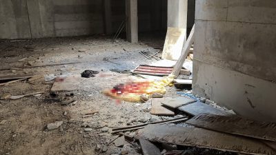 Kütahya'da yapımı süren bir binanın inşaatında, üzerindeki makaranın devrilmesi sonucu