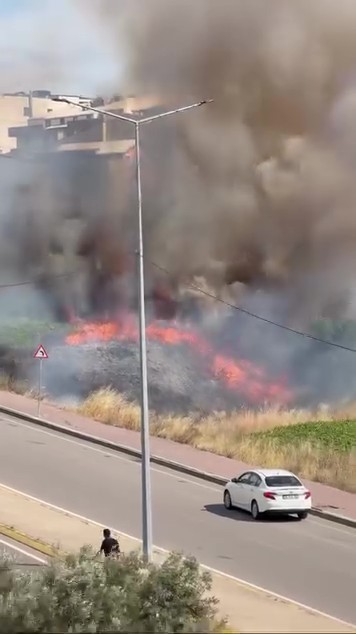 Kocaeli’nin Darıca ilçesinde boş arazideki kuruyan otların henüz belirlenemeyen bir