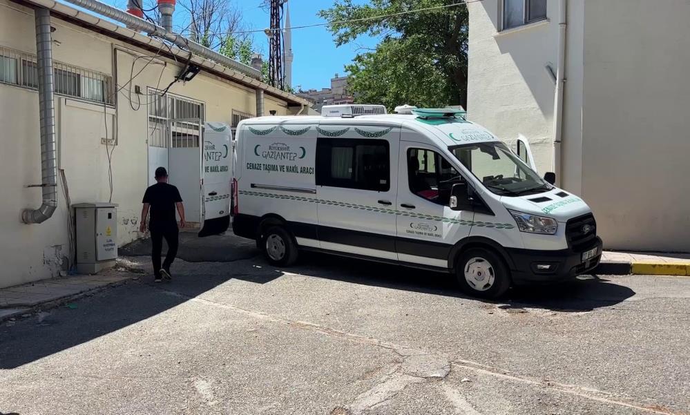 Gaziantep’te bir evde çıkan tartışmada, 17 yaşındaki genç, 43 yaşındaki