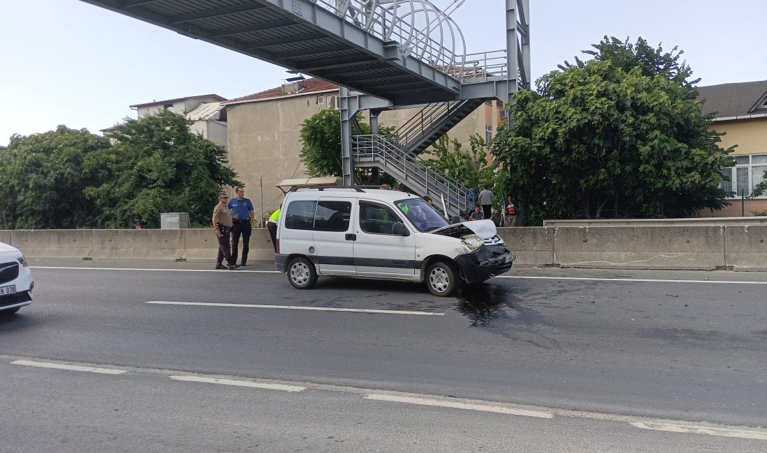 Kocaeli'nin Karamürsel ilçesinde hafif ticari aracın bir otomobile arkadan çarptığı