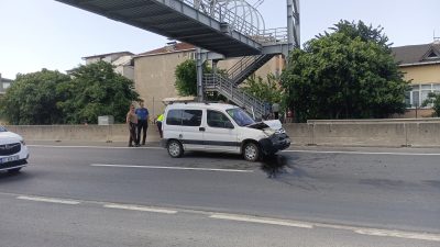Kocaeli'nin Karamürsel ilçesinde hafif ticari aracın bir otomobile arkadan çarptığı