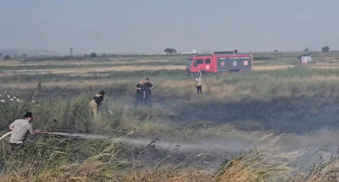 İlçe alev alev yanıyor: Alevler fabrikaya yaklaştı