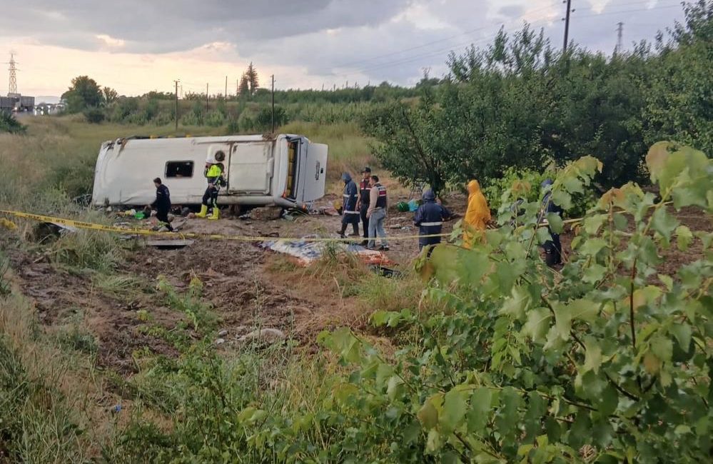Isparta’nın Gelendost ilçesinde, yolcularının tamamı kadınlardan oluşan bir tur midibüsünün