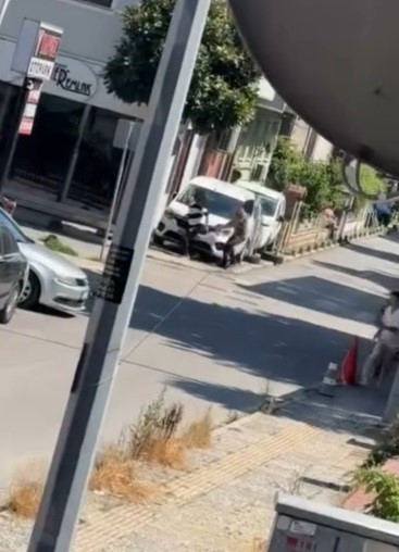 Eşini rahatsız ettiğini öne sürdüğü kişiyi vurdu
