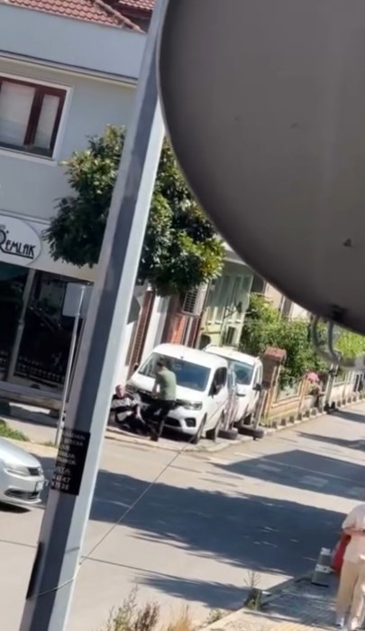 Eşini rahatsız ettiğini öne sürdüğü kişiyi vurdu