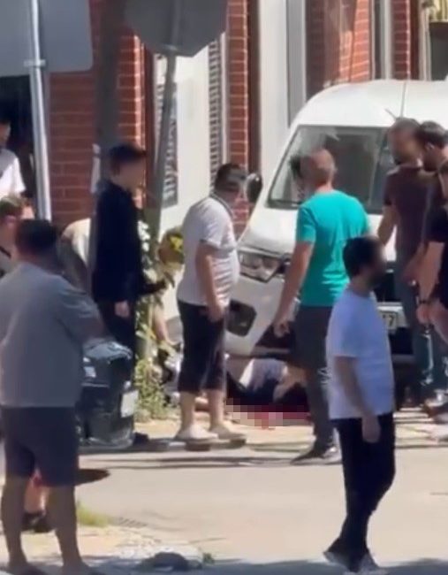 Sakarya’nın Adapazarı ilçesinde, sokak ortasında güpegündüz kan donduran bir silahlı
