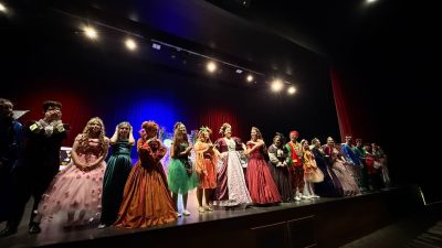 Çayırova'da tiyatro kurslarında eğitim alan gençler tarafından sahnelenen, sevgi ve