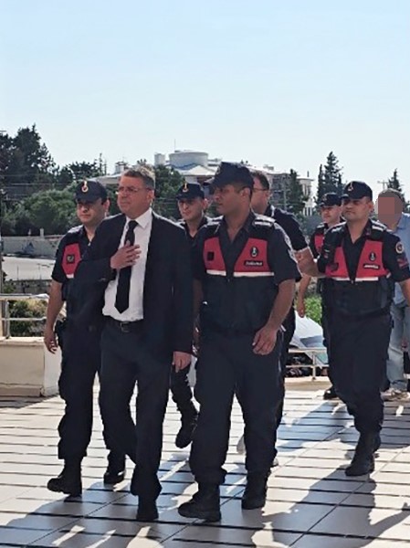 Belediyeye yönelik 'rüşvet' soruşturmasında belediye başkanı dahil 8 kişi tutuklandı