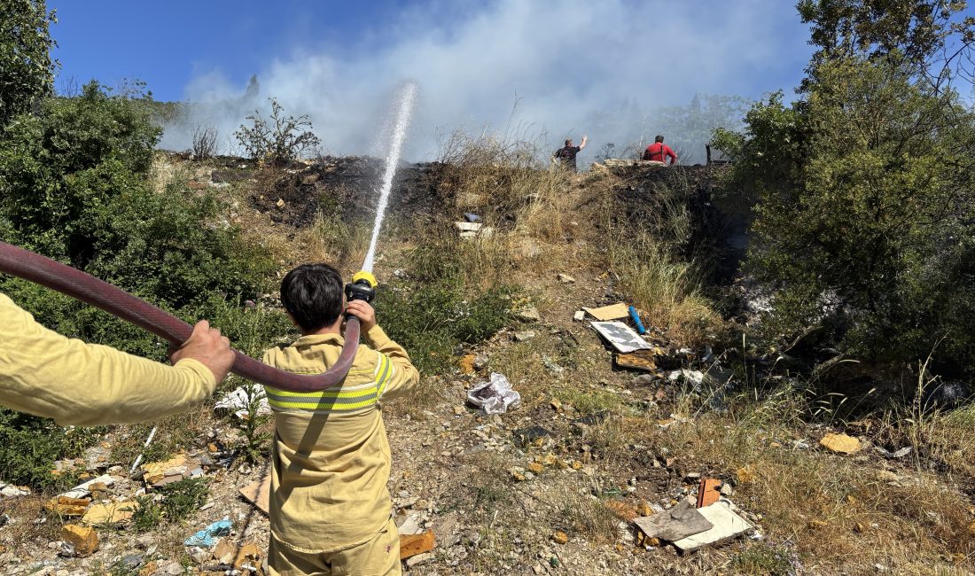 Kocaeli'nin İzmit ilçesinde ağaçlık alanda çıkan yangın ekiplerin yaklaşık bir