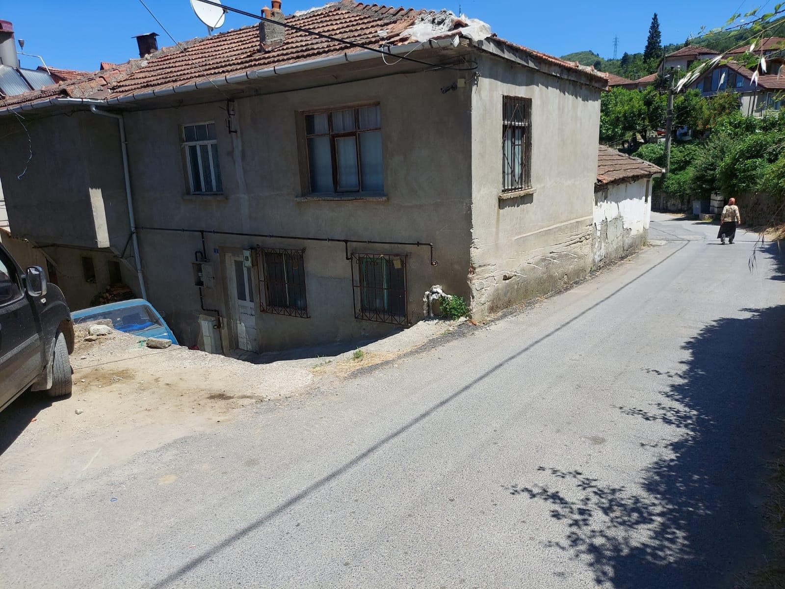 Kocaeli'de akılalmaz kaza: 2 evin arasına uçtu!
