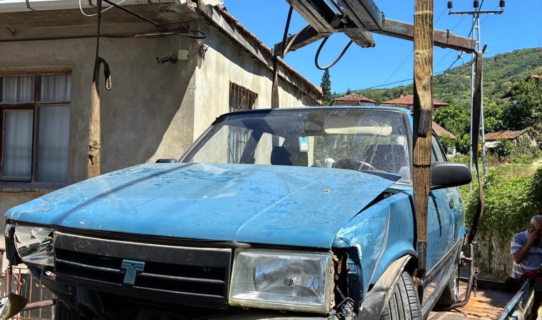 Kocaeli'de yokuş aşağı inen otomobil, karşı yönden gelen başka bir
