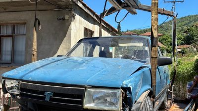 Kocaeli'de yokuş aşağı inen otomobil, karşı yönden gelen başka bir